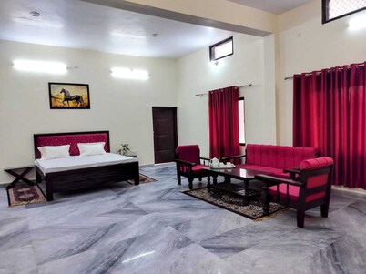 Moonvilla Banquet And Hotels