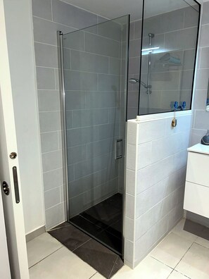 Shower, hair dryer, towels - New: Quiet apartment, 10-minute walk from the beach, ideal for visiting the whole island. (Le Gosier)