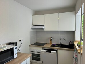 Fridge, microwave, oven, stovetop - New: Quiet apartment, 10-minute walk from the beach, ideal for visiting the whole island. (Le Gosier)