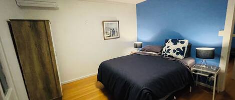 2 slaapkamers, een strijkplank/strijkijzer, wifi, beddengoed