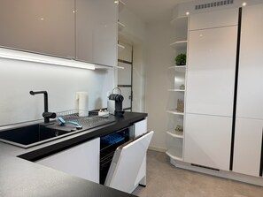 Réfrigérateur, micro-ondes, four, plaque de cuisson