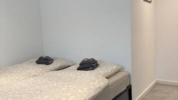 2 bedrooms, travel cot, free WiFi, bed sheets