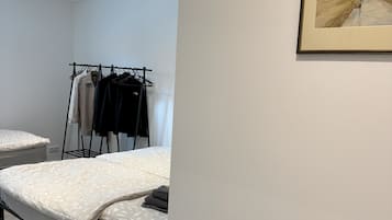 2 bedrooms, travel cot, free WiFi, bed sheets