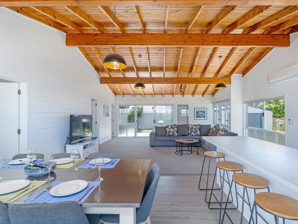 Dining - A Stone’s Throw From The Beach (Pauanui)