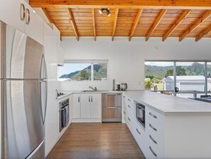 Fridge, microwave, oven, stovetop - A Stone’s Throw From The Beach (Pauanui)