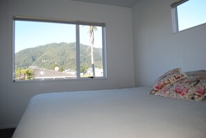 3 bedrooms, travel cot, free WiFi, bed sheets - A Stone’s Throw From The Beach (Pauanui)