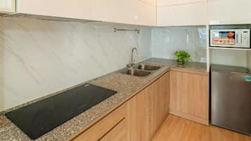 Deluxe Apartment | Private kitchen | Fridge, stovetop, cookware/dishes/utensils, dining tables