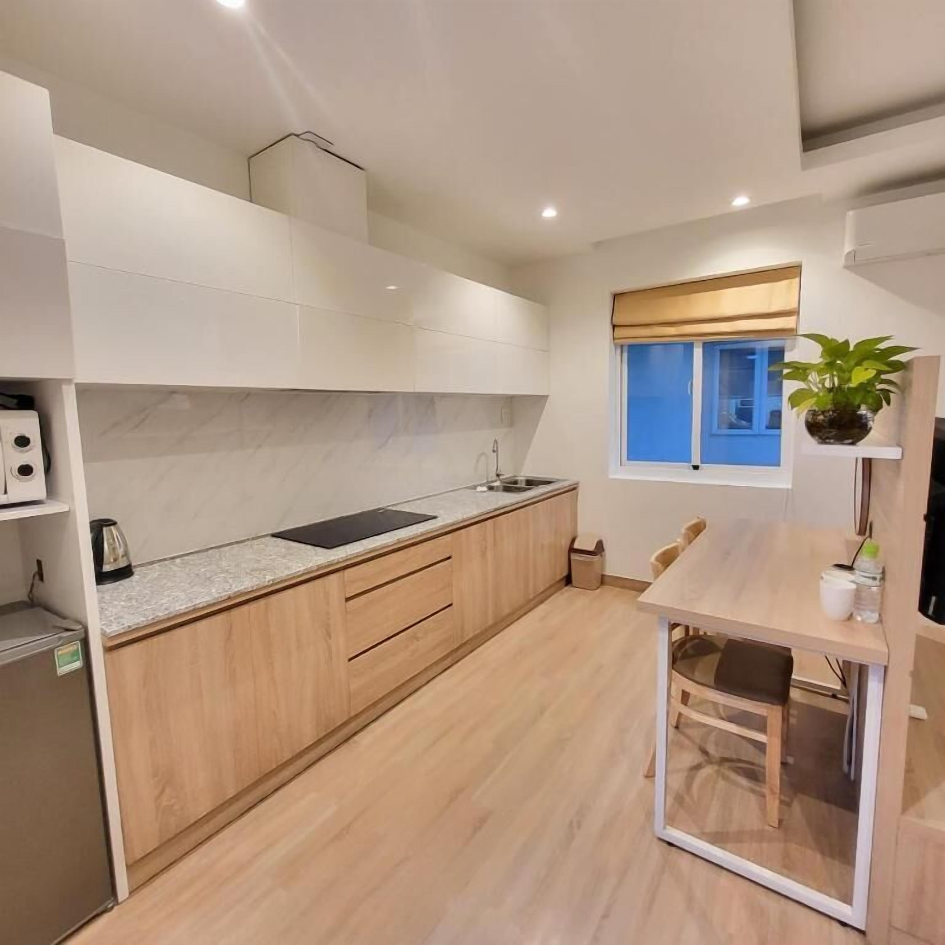 Studio, hiên | Bếp riêng | Tủ lạnh, bếp nấu, dụng cụ nấu nướng/bát dĩa/dao nĩa, bàn ăn 