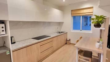 Estudio, terraza | Cocina privada | Frigorífico, placa de cocina, utensilios de cocina y mesa de comedor