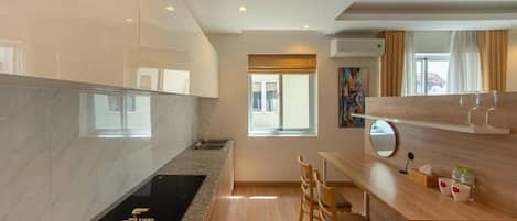 Frigorífic, placa de cuina i utensilis de cuina, vaixella i coberteria