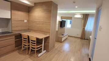 Ropa de cama hipoalergénica, minibar y escritorio