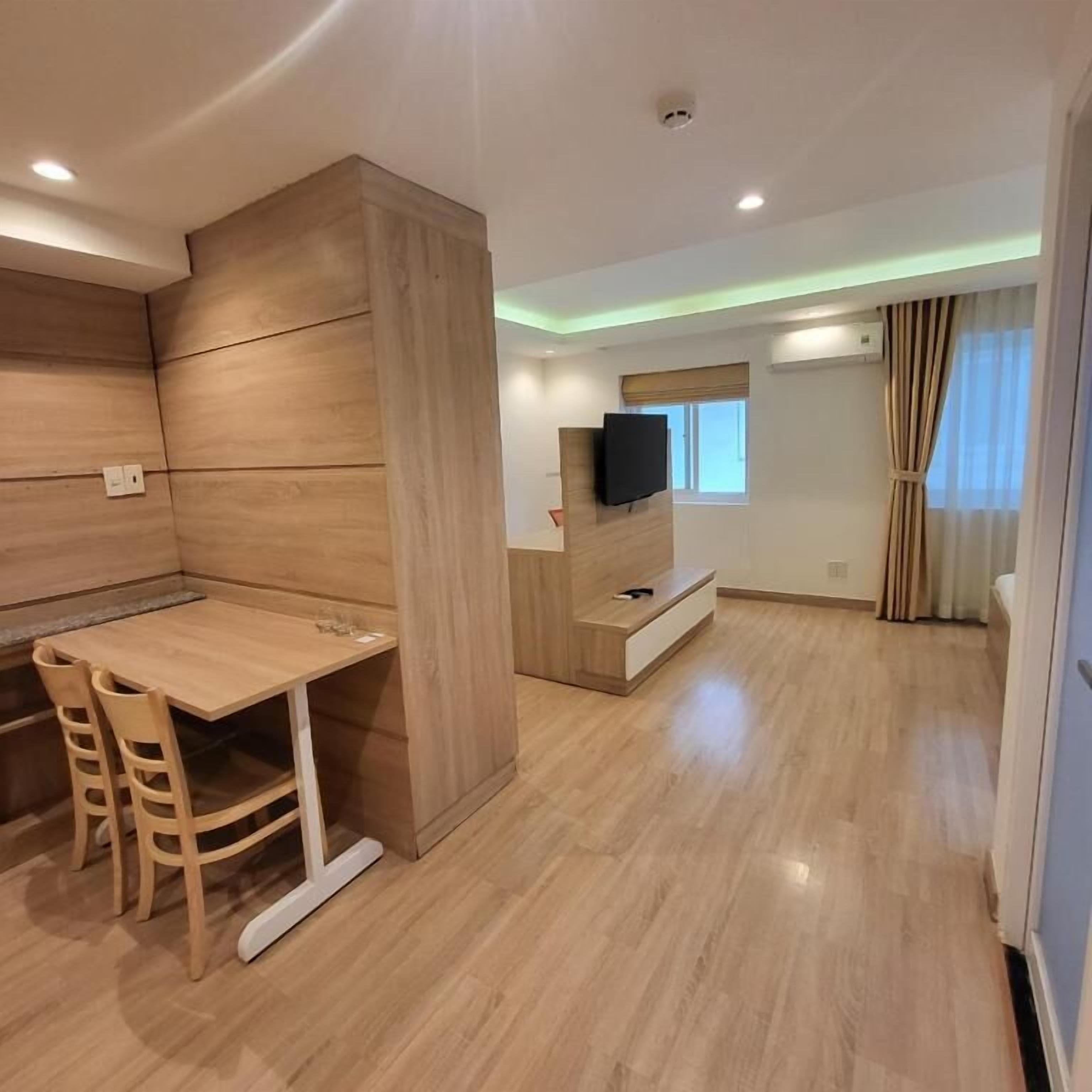 Ropa de cama hipoalergénica, minibar y escritorio 