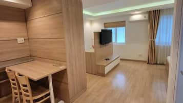 Ropa de cama hipoalergénica, minibar y escritorio