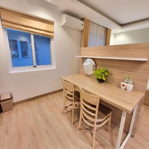 Studio, teras | Seprai antialergi, minibar, meja kerja, dan ruang kerja ramah laptop