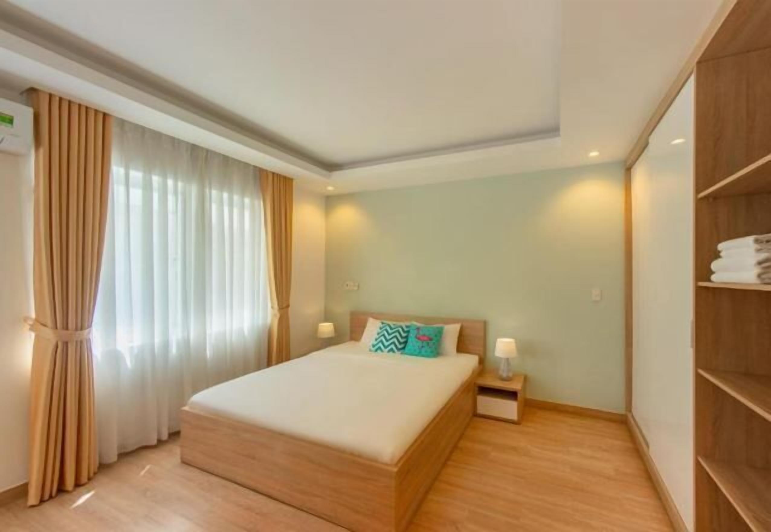 Hypo-allergenic bedding, minibar, desk, laptop workspace