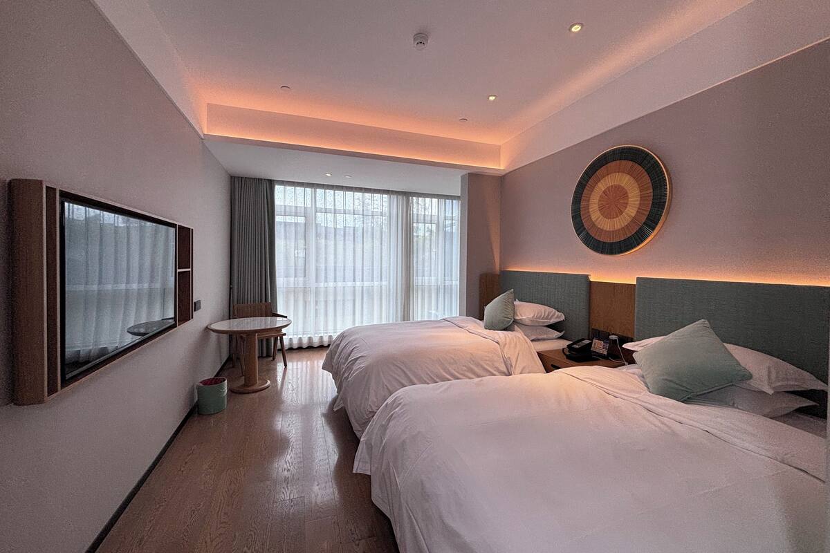 Cubrecamas, minibar con artículos gratuitos y cortinas blackout 