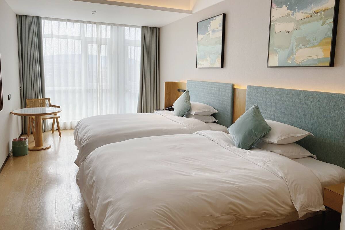 Cubrecamas, minibar con artículos gratuitos y cortinas blackout 