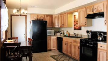 Cabaña Prestigio, 3 habitaciones, chimenea | Cocina privada | Refrigerador, microondas, horno y parrilla de estufa