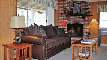 Cabaña Prestigio, 3 habitaciones, chimenea | Sala de estar | Smart TV de 50 pulgadas con canales digitales, chimenea y futbolito