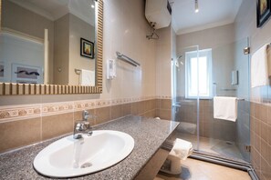 Regadera, secadora de cabello, bidet, toallas