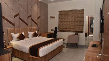 Camera Superior con letto matrimoniale o 2 letti singoli | Una cassaforte in camera, una scrivania, postazione laptop