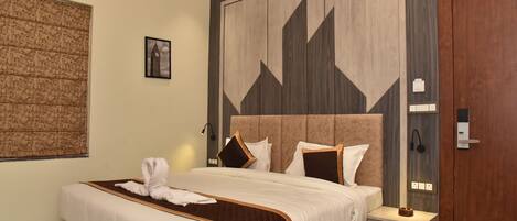 Kahden hengen deluxe-huone | Tallelokero huoneessa, työpöytä