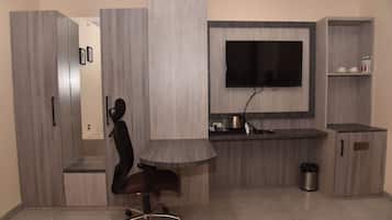 Quarto casal luxo | Cofres nos quartos, escrivaninha, espaço de trabalho para notebook