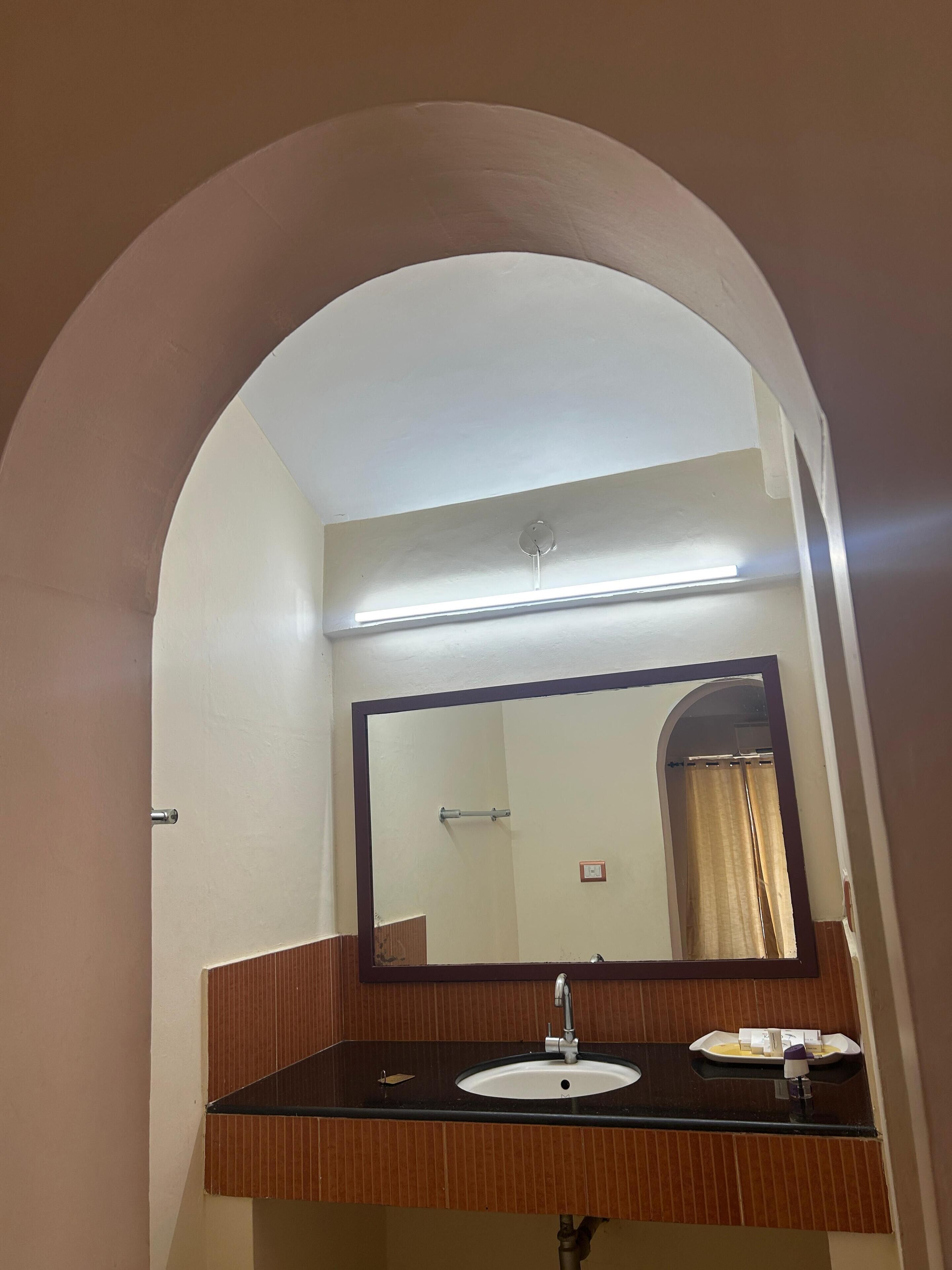 Douche, chaussons, serviettes fournies, savon