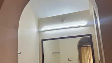 Regadera, pantuflas, toallas, jabón