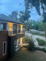 Caja de seguridad en la habitación y tabla de planchar con plancha