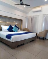 Caja de seguridad en la habitación y tabla de planchar con plancha