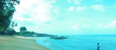Una playa cerca, arena blanca