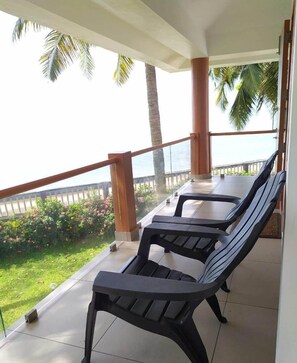 Premium kamer, balkon, uitzicht op het strand | Een kluis op de kamer, een strijkplank/strijkijzer, gratis wifi