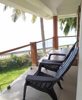 Habitación Premium, balcón, vistas a la playa | Caja fuerte, tabla de planchar con plancha, wifi gratis