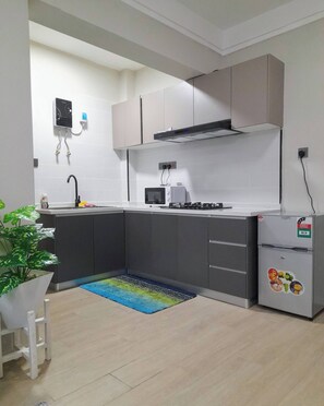 Kühlschrank, Mikrowelle, Wasserkocher mit Kaffee-/Teezubehör, Toaster