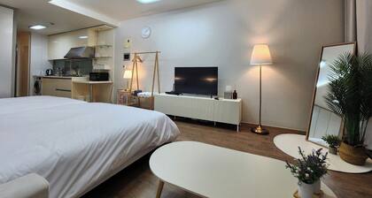 5 min from Gangnam Station / Cozy Mood Lighting & Two Comfy Beds