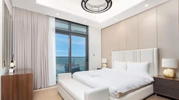 Luksusleilighet, balkong, byutsikt | Safe på rommet, blendingsgardiner og barnesenger (inkludert)