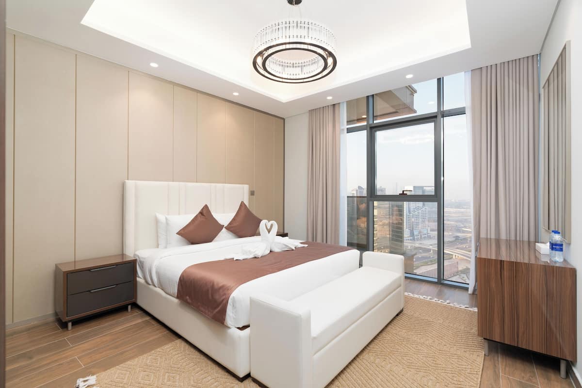 Caja fuerte, cortinas opacas, wifi gratis y ropa de cama