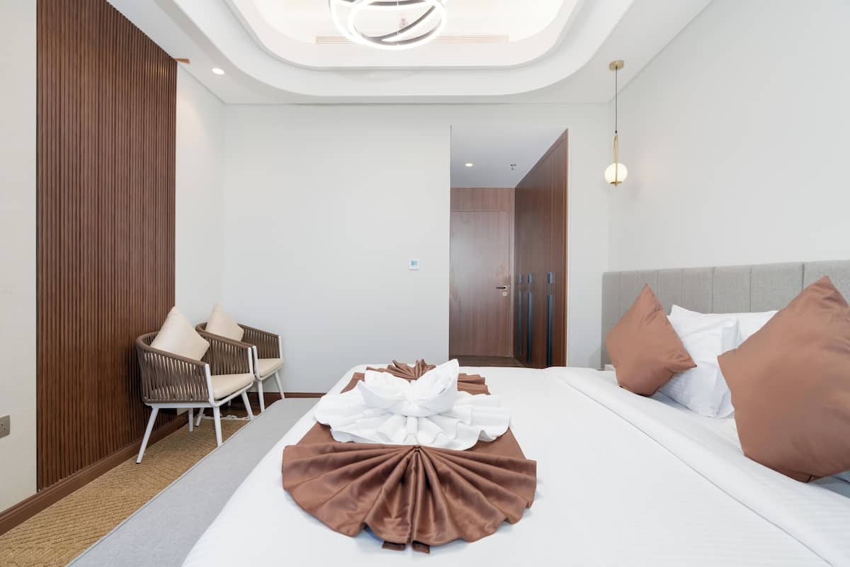 Caja fuerte, cortinas opacas, wifi gratis y ropa de cama