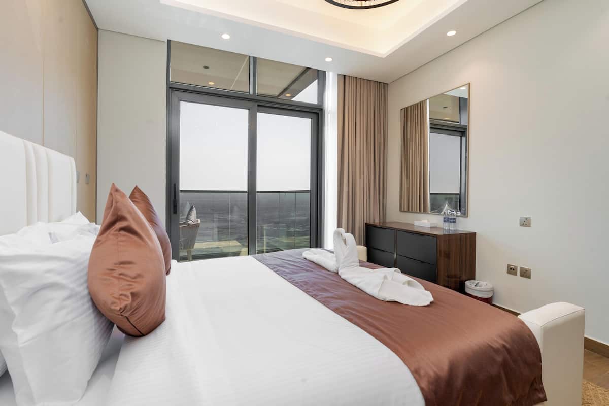 Caja fuerte, cortinas opacas, wifi gratis y ropa de cama