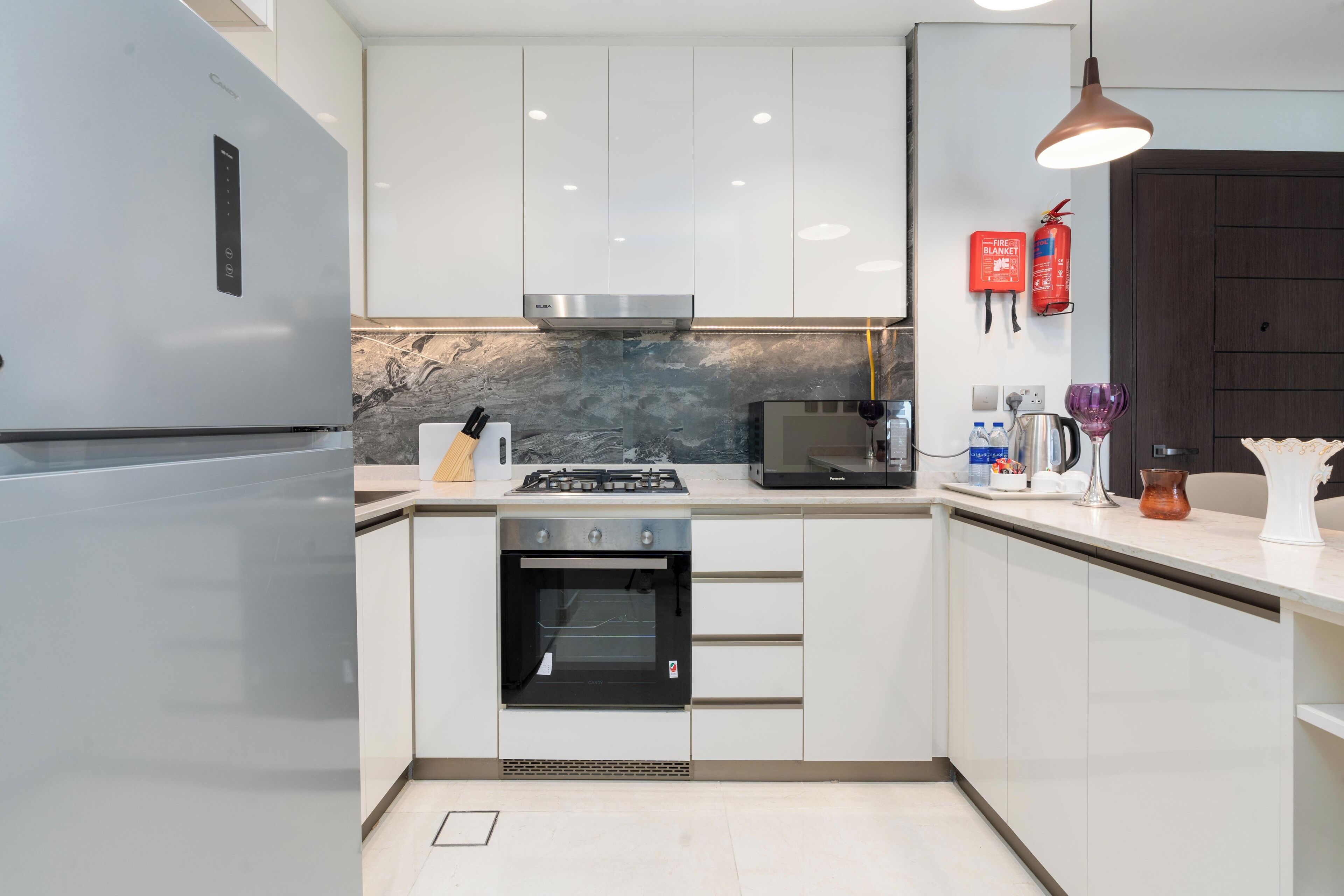 Full-size fridge, microwave, oven, stovetop