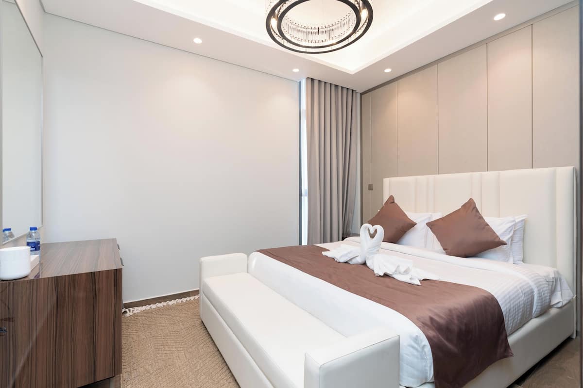 Caja fuerte, cortinas opacas, wifi gratis y ropa de cama