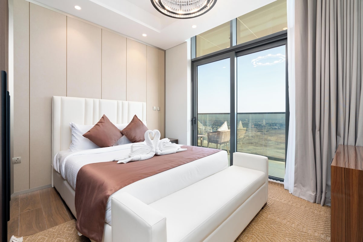 Une chambre d’hôtel moderne avec un grand lit, un canapé, une vue sur la ville et une grande fenêtre.