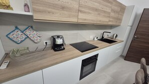 Fridge, oven, stovetop, dishwasher