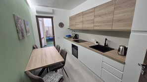Fridge, oven, stovetop, dishwasher
