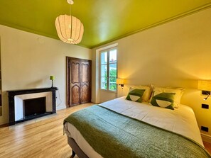 4 slaapkamers, een strijkplank/strijkijzer, reisbedje, wifi