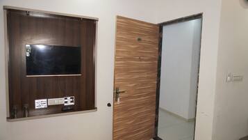 Luxury Triple Room, City View | Free WiFi