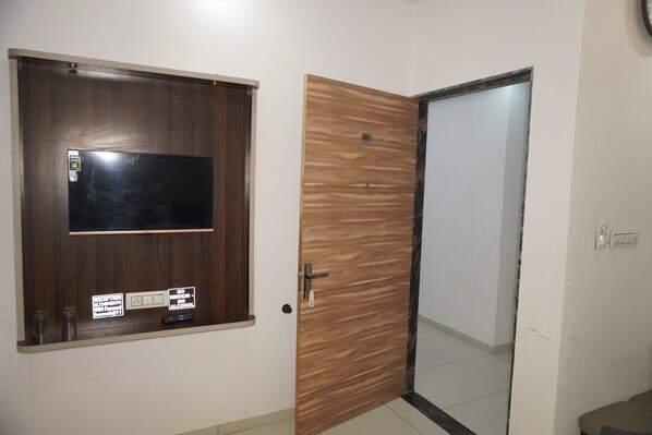 Luxe driepersoonskamer, uitzicht op de stad | Gratis wifi