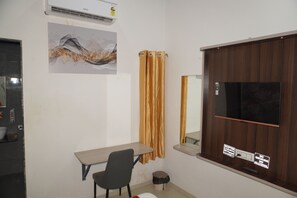 Luxe driepersoonskamer, uitzicht op de stad | Gratis wifi