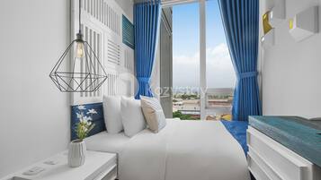 Espacio para trabajar con laptop y tabla de planchar con plancha